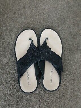 Aravon Women’s Black Leather Floral Toe-Post Sandals Size 7B.